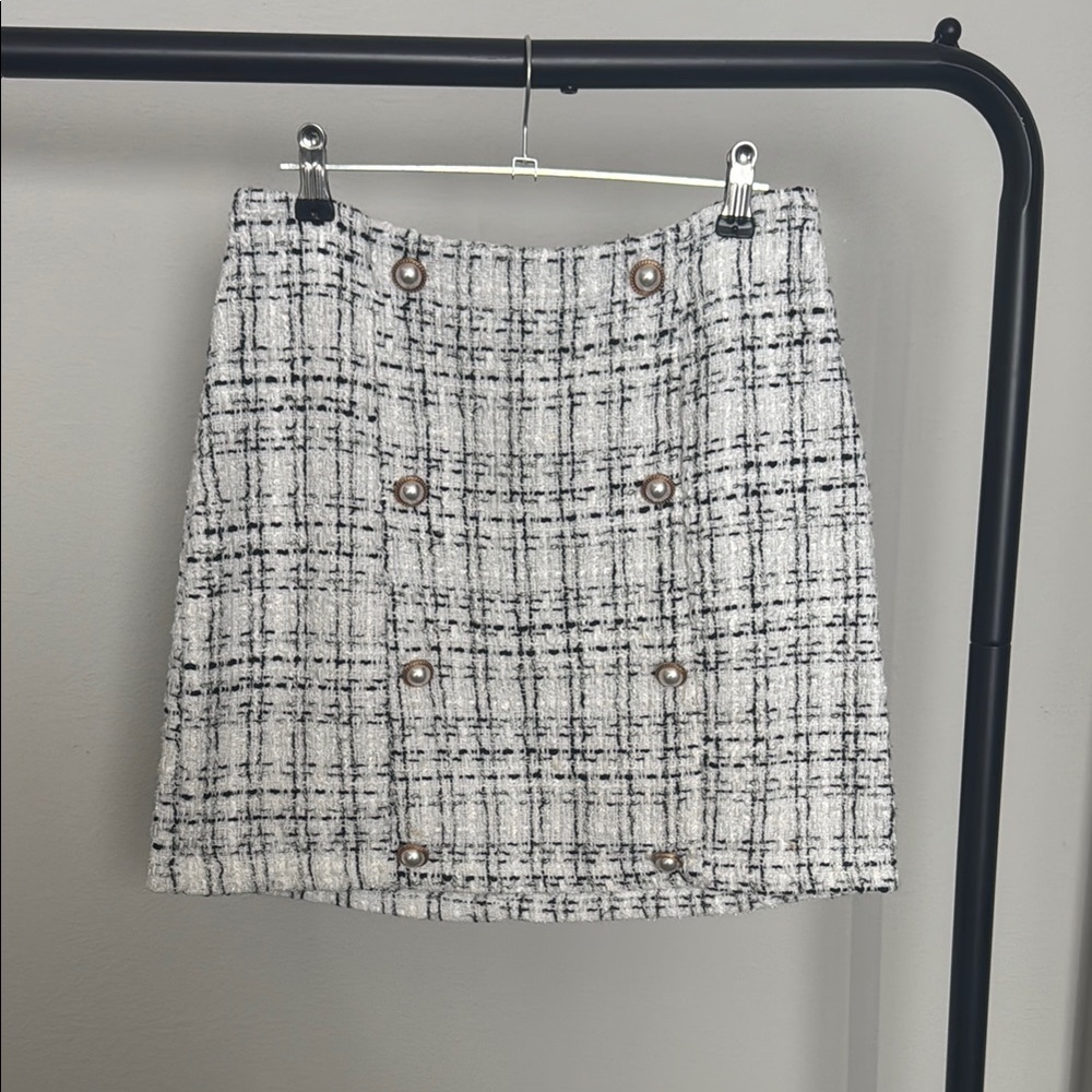 Chic Tweed Skirt in Black and White